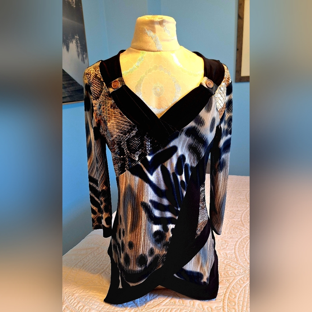 Frank Lyman Design Black and Gray Patterned Top